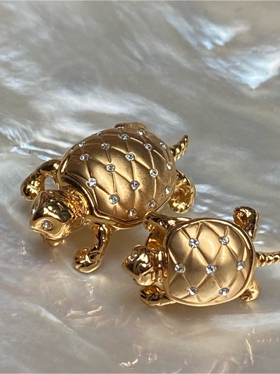 Swarovski Jewelry - 🍇 Pair of Swarovski Gold Tone Turtles Momma with Baby Turtle Brooch & Stick Pin